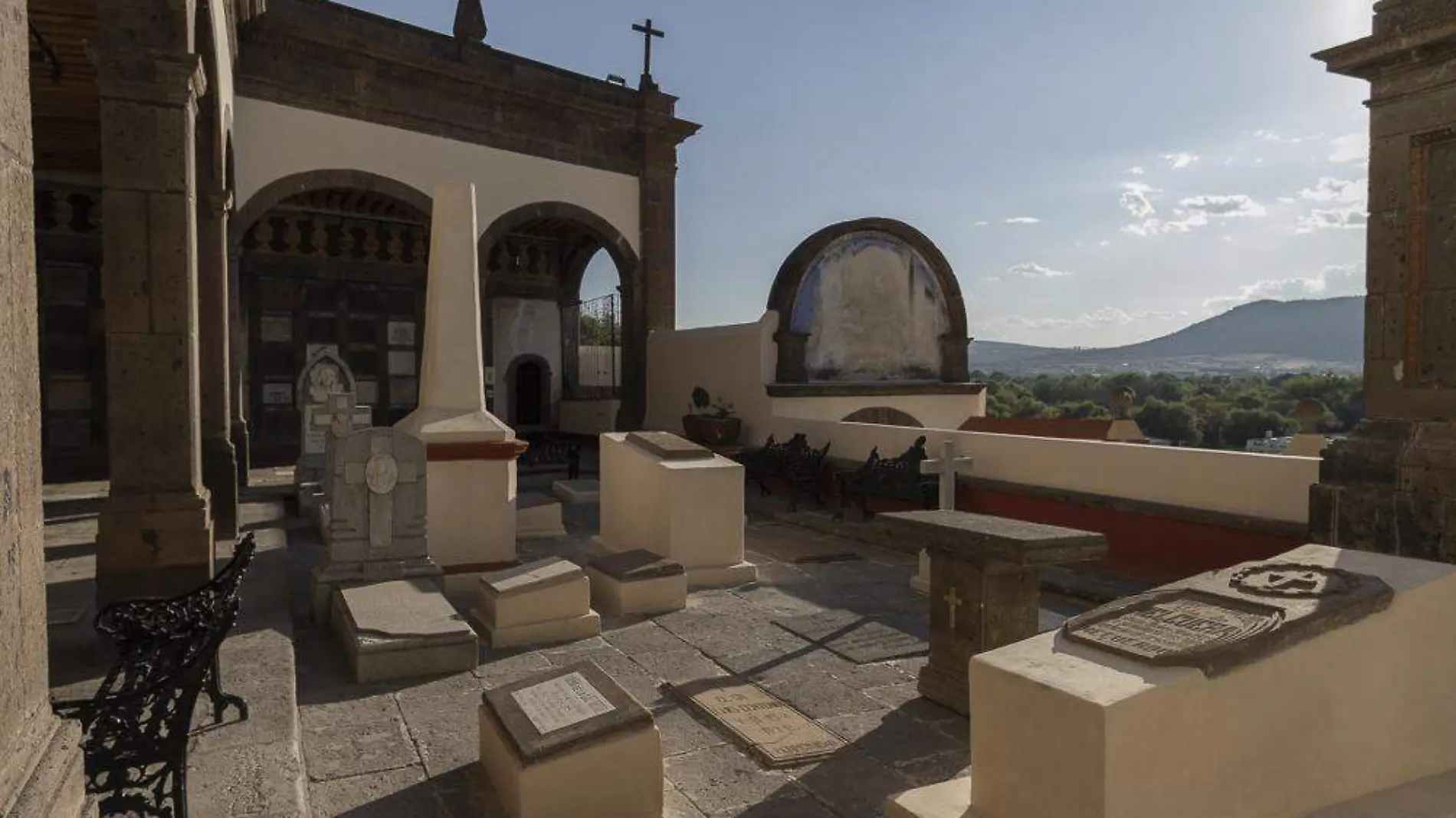 Las tumbas al aire libre es lo mas caracteristico del lugar